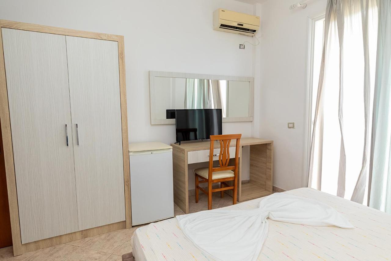 Hotel Dini Radhimë エクステリア 写真