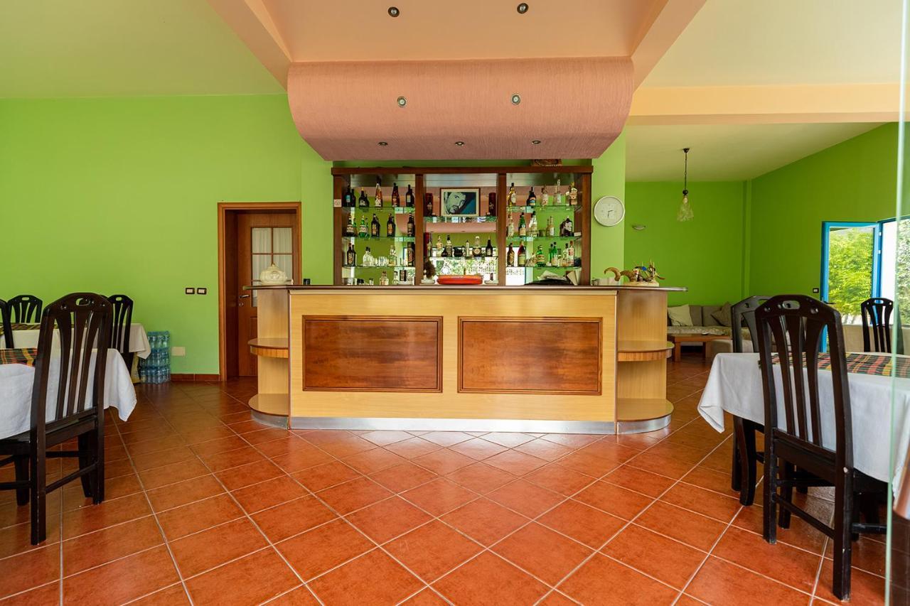 Hotel Dini Radhimë エクステリア 写真