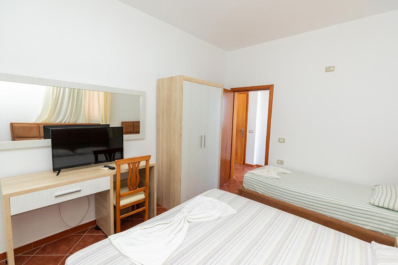 Hotel Dini Radhimë エクステリア 写真