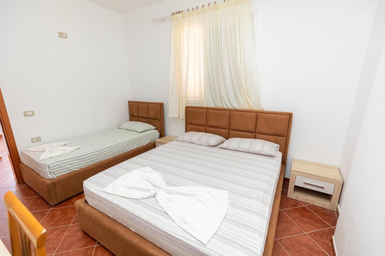 Hotel Dini Radhimë エクステリア 写真