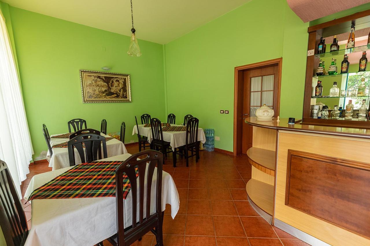 Hotel Dini Radhimë エクステリア 写真