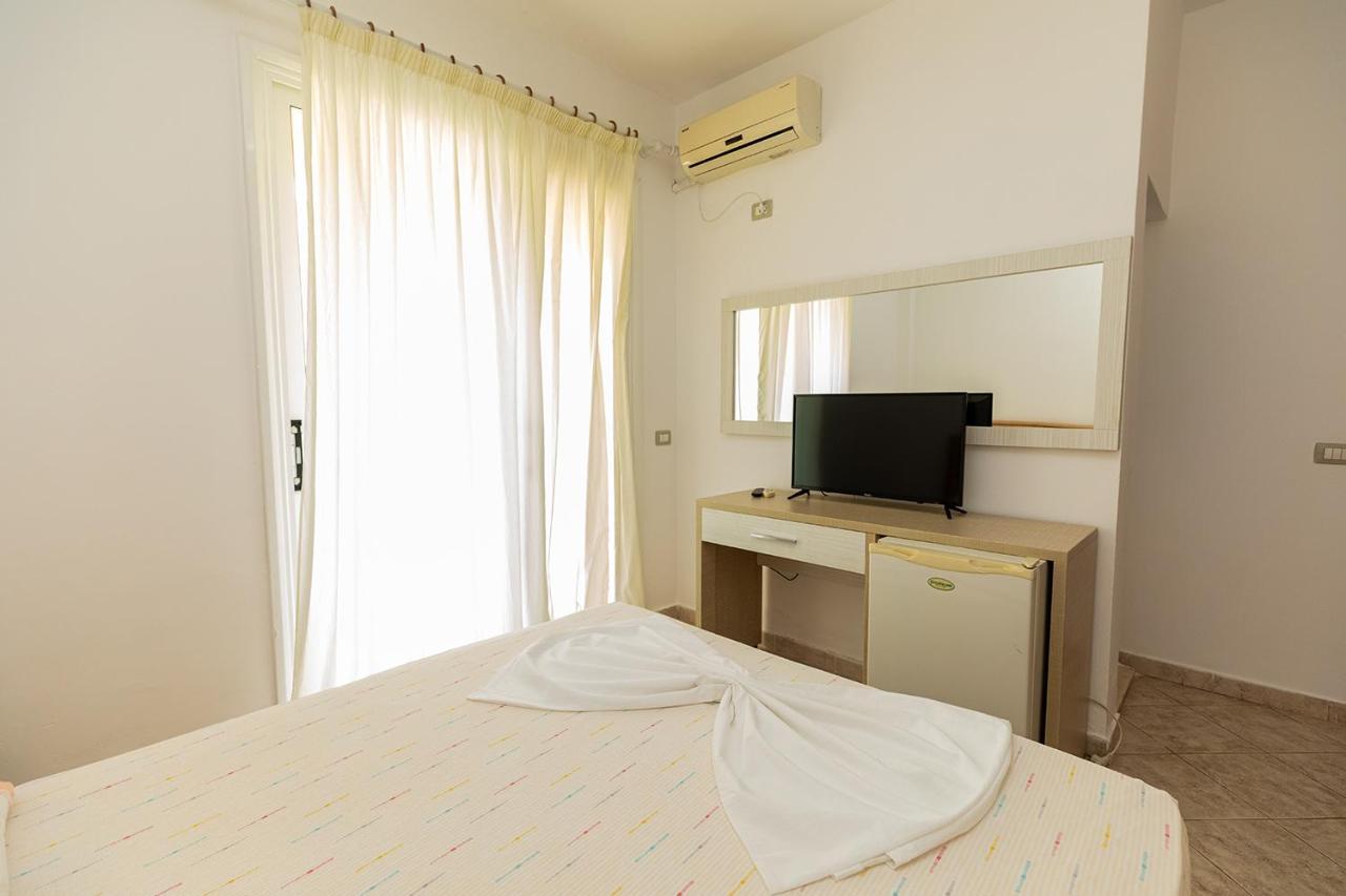 Hotel Dini Radhimë エクステリア 写真