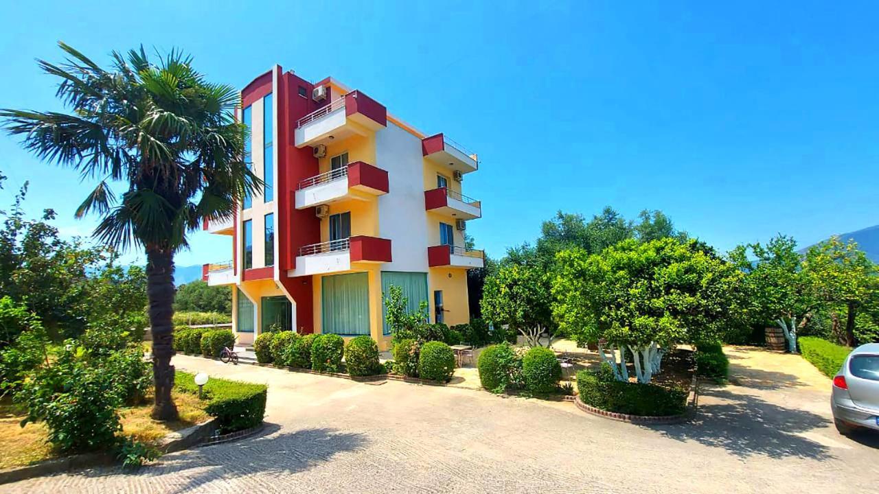 Hotel Dini Radhimë エクステリア 写真