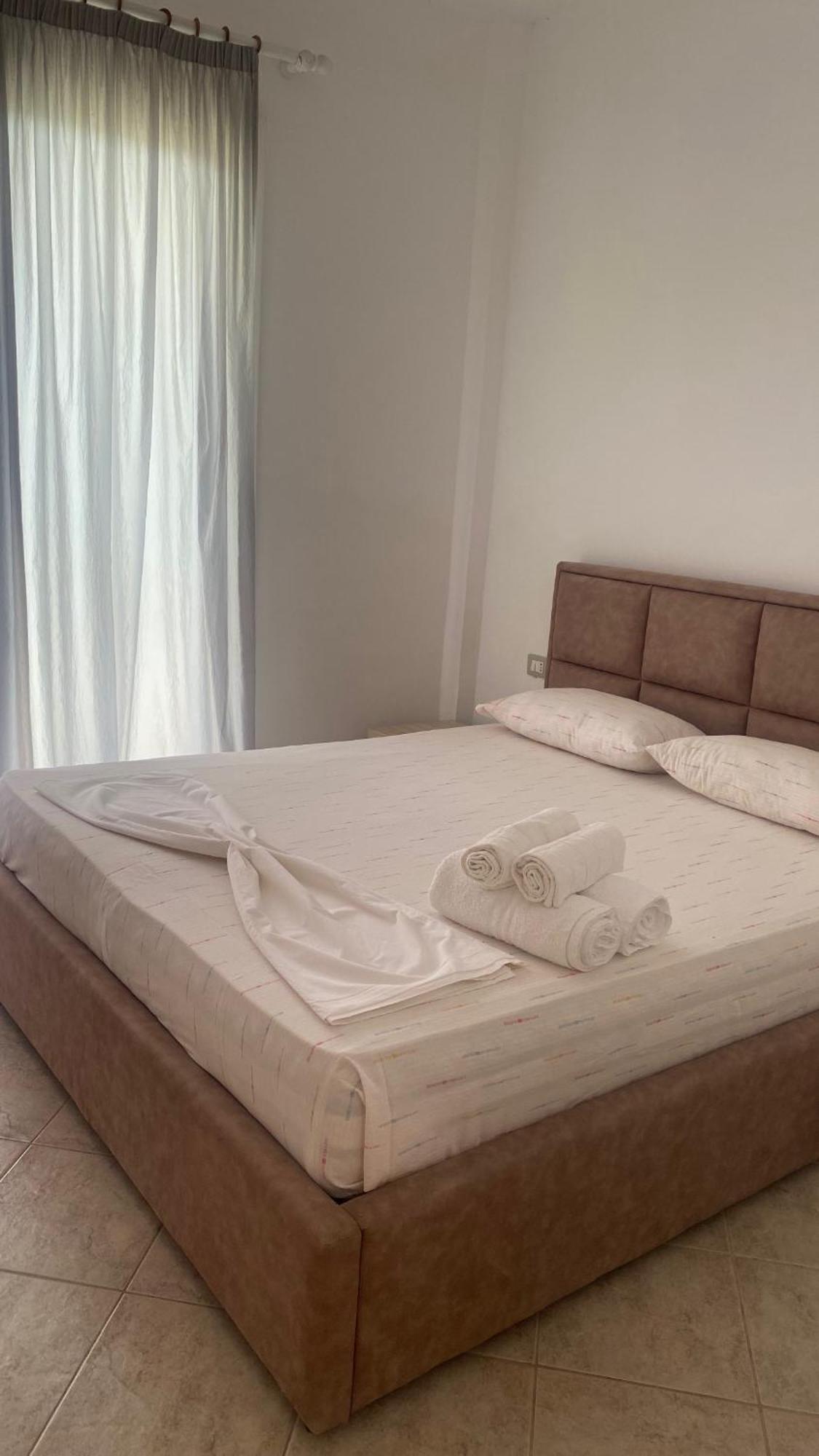 Hotel Dini Radhimë エクステリア 写真