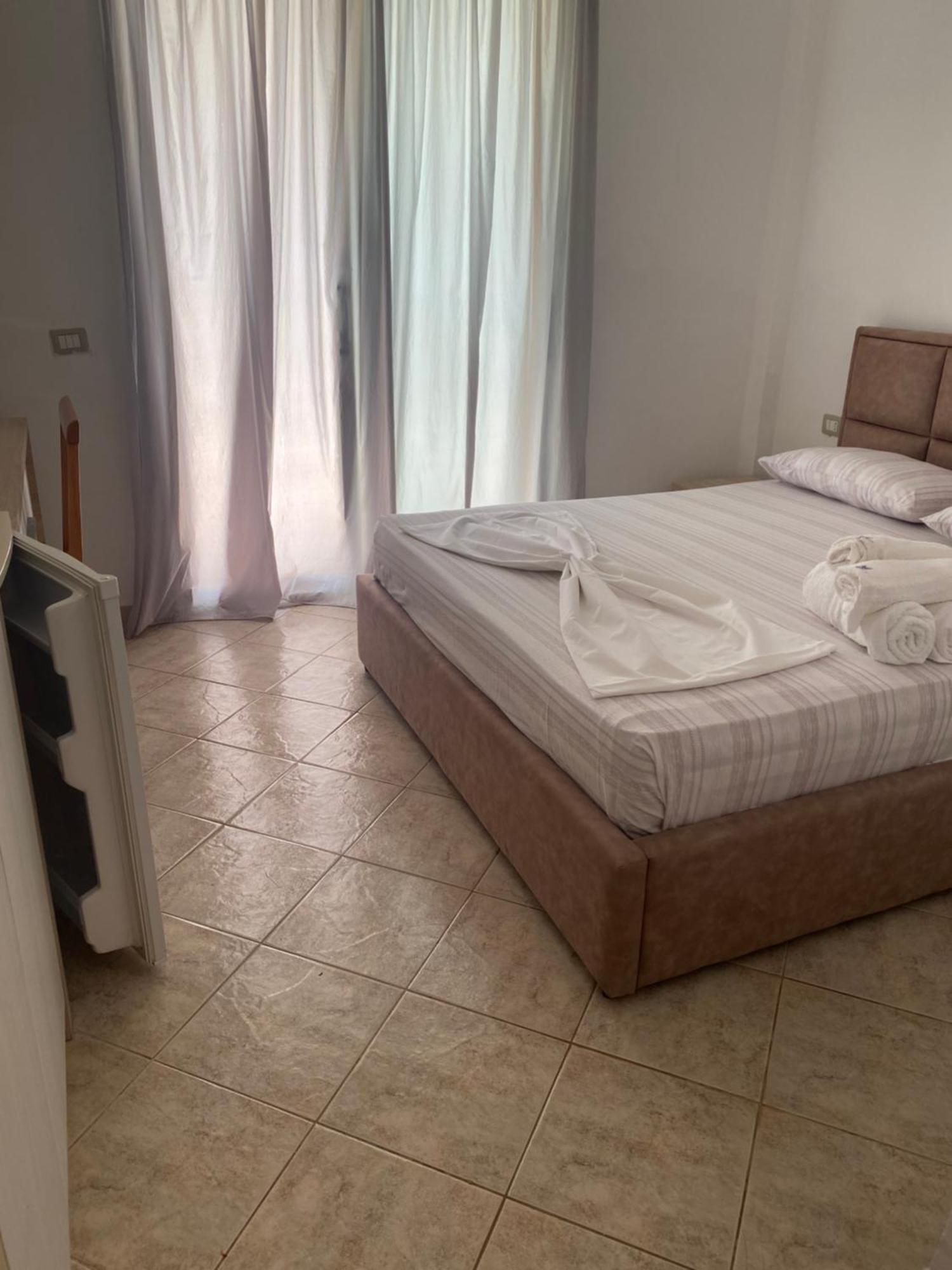 Hotel Dini Radhimë エクステリア 写真